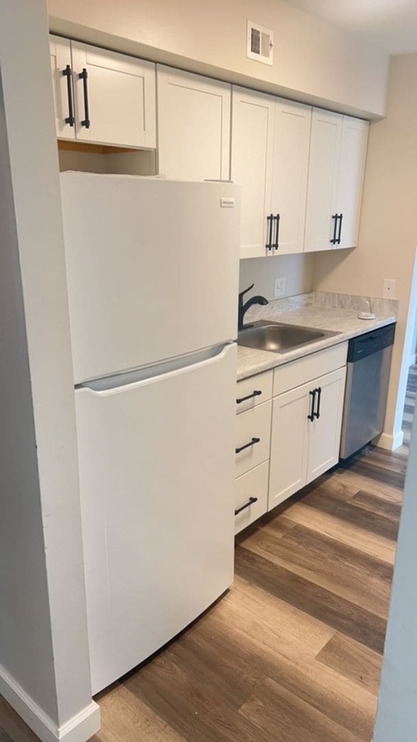 Building Photo - Fun and Stylish Living at Madison Manor! Top-Floor Condo with Vaulted Ceilings and Skylights