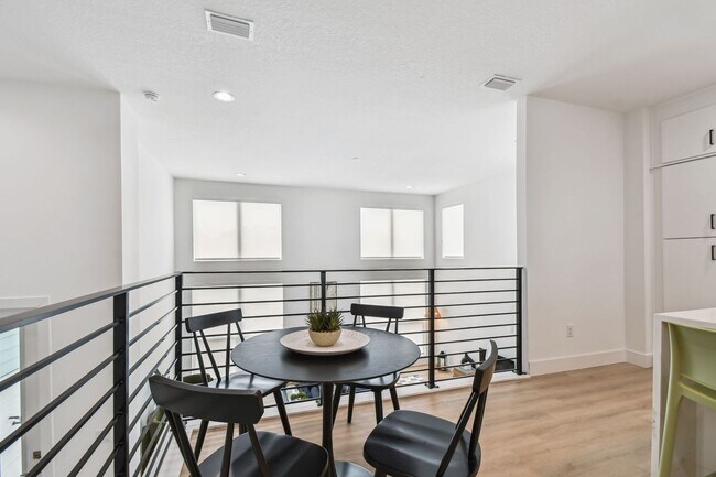 Building Photo - A charming coastal townhouse, just minutes from downtown St. Pete!