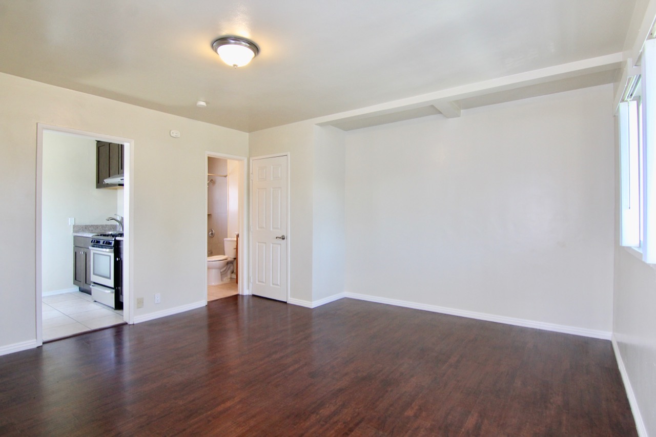 Building Photo - 3345 Del Mar Ave