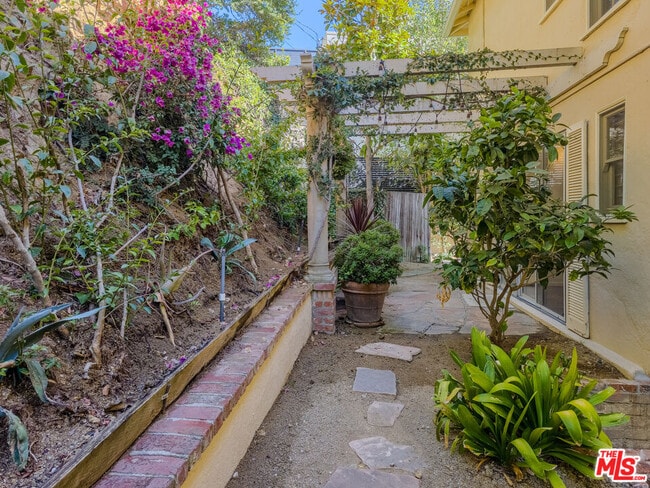 Building Photo - 8967 St Ives Dr