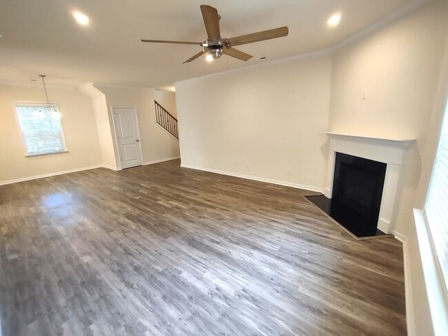 Building Photo - Beautiful Home located in the Starmount Co...
