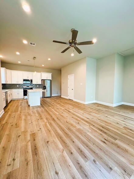 kitchen/living - 107 Centre Sarcelle Blvd