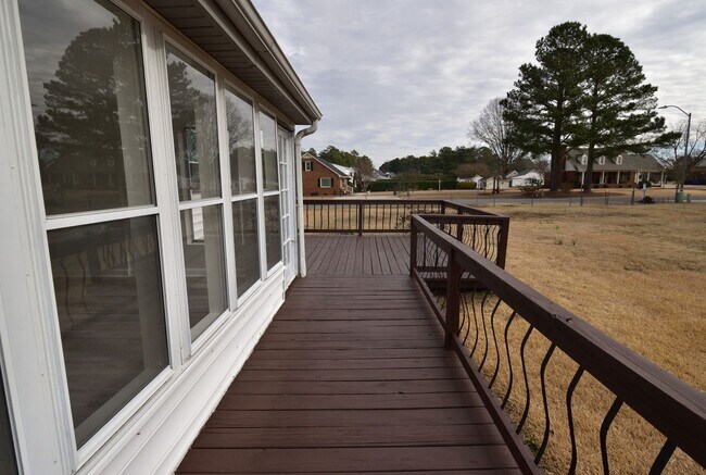 Building Photo - 505 E Birchwood Dr