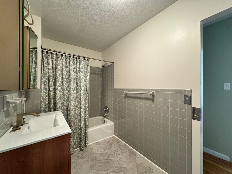 Building Photo - 32 Park Avenue Ct