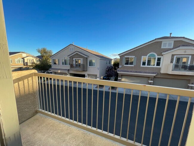 Building Photo - Gorgeous Townhome in Gated Community!