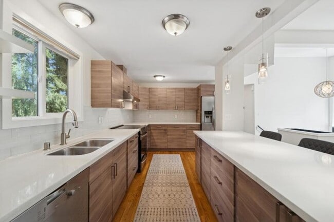 Building Photo - 4 bedroom in Shoreline WA 98133