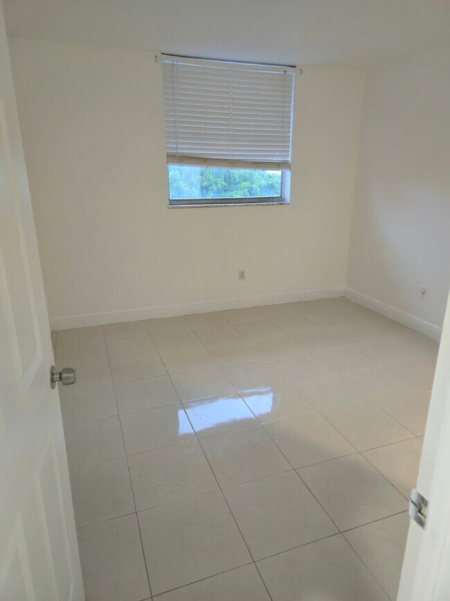 Building Photo - 1801 S Treasure Dr