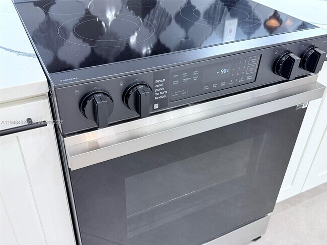 Building Photo - 1749 SW Desert Ave