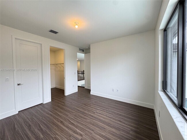 Building Photo - 19670 NE 14th Ct