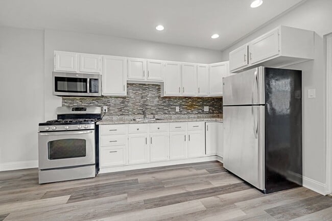 Building Photo - Freshly Renovated 4-Bedroom Home with Cent...
