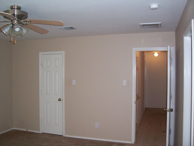 Building Photo - 3 Bedroom Home in a Great Neighborhood