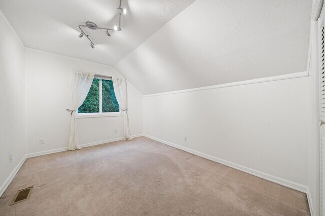 Building Photo - Beautiful Hillsdale 4 BR, 2 BA home