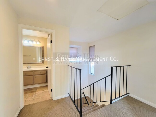 Building Photo - Beautiful Attached Townhome in Wonderful G...