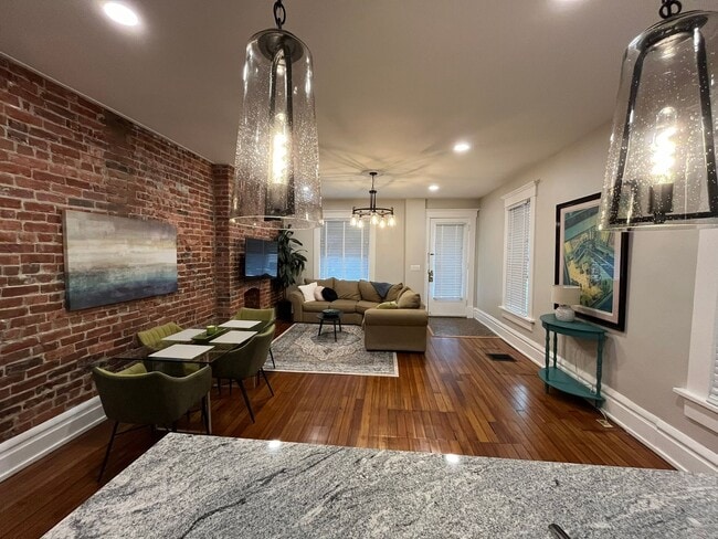 Building Photo - Dennison Ave 866-868 CR