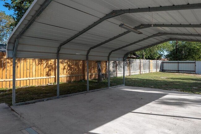 Building Photo - 3bedroom 1 bath remodeled