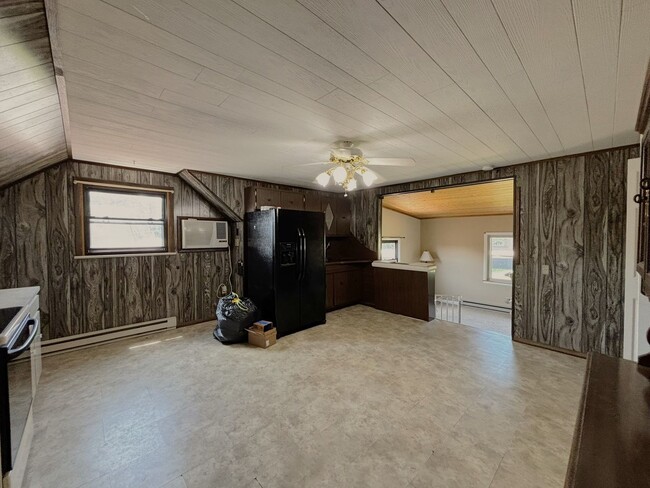 Building Photo - MOVE IN SPECIAL! 3-Bedroom Home in Parklan...