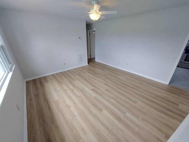 Building Photo - CUTE AND COZY 3 BEDROOM HOME AT BUCKROE BEACH FOR RENT!!!