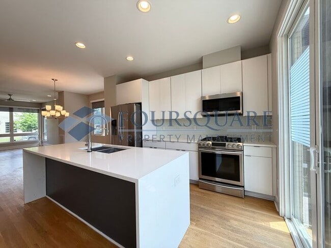 Building Photo - Beautiful  3-Bed / 3.5-Bath End-Unit Townhome with Rooftop Patio, Skyline Views & Climate-Control...