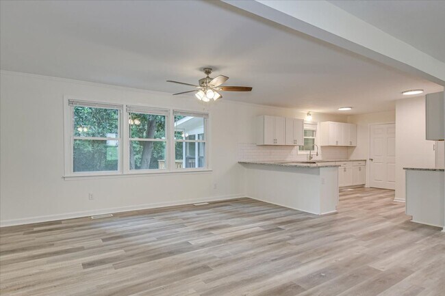 Building Photo - Newly Updated 4 Bed/2 Bath Columbia County...