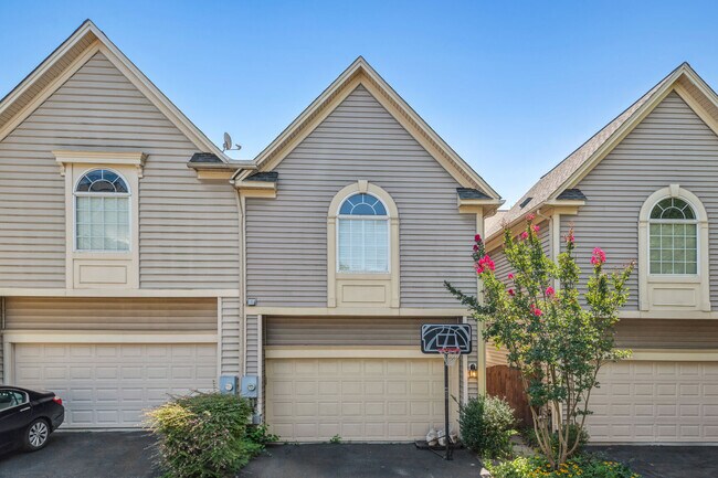 Building Photo - 557 Longhorn Crescent