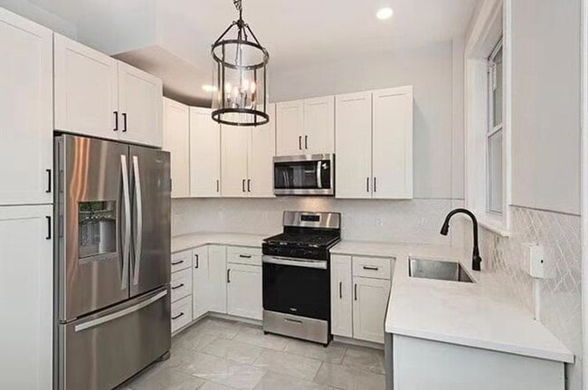 Building Photo - 5 bedroom home in the Upper Hill District