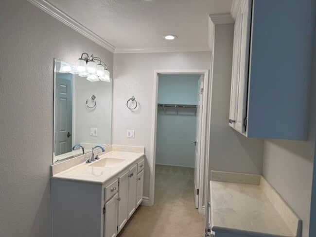 Building Photo - Beautiful 2 bedroom, 2 bath single level t...