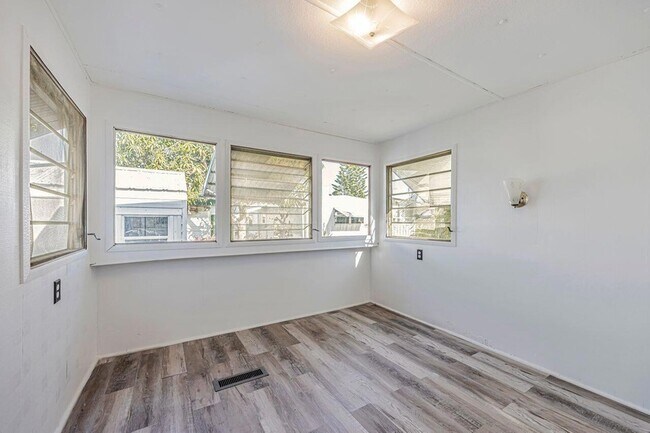 Building Photo - 14556 Glenview Dr