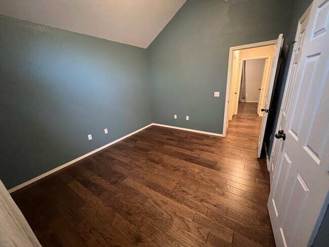 Building Photo - 22 Lyndhurst Dr