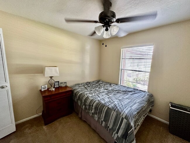 Building Photo - Perfect 3 bed 2 bath with huge fenced back...