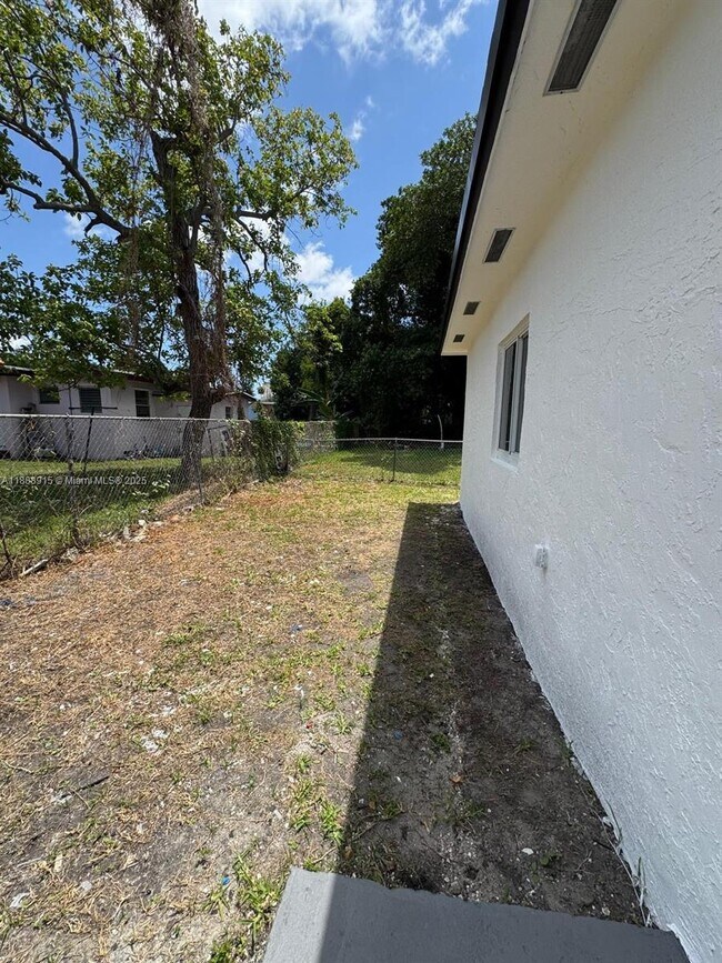 Building Photo - 3039 NW 51st Terrace
