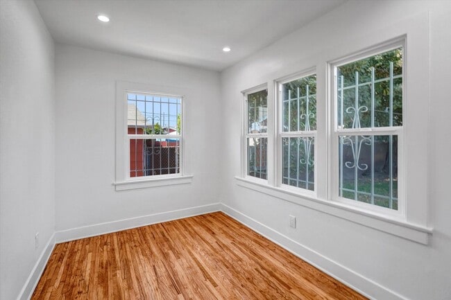 Building Photo - 1413 E 76th Pl