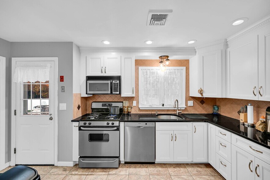 Building Photo - 15 Sweetwood Ct