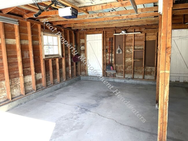 Building Photo - 3 Bedroom 2 Bath House for Rent - Pet Frie...