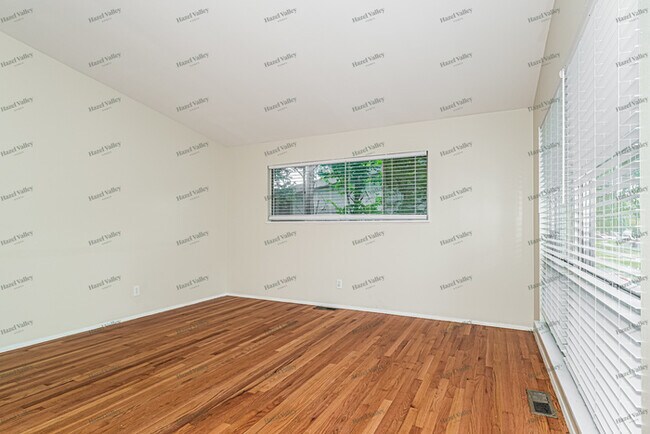 Building Photo - 585 Versailles Dr