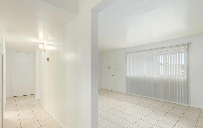 Building Photo - 6242 N 12th Pl