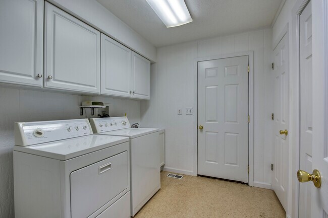 Building Photo - 201 Seminole Cir