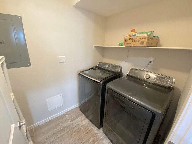 Building Photo - West El Paso 4bed/3.5bath Townhome
