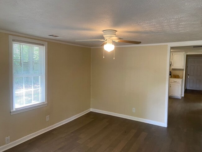 Building Photo - **AVAILABLE NOW**3 BEDROOM  / 1 BATHROOM H...