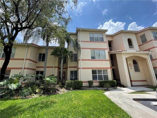 Primary Photo - 3430 Pinewalk Dr N