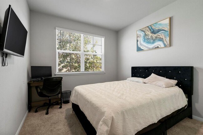 Building Photo - 212 Apache Plum Dr