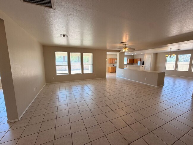 Building Photo - Spacious 3 Bedroom Single Story Peoria With A 3 Car Garage