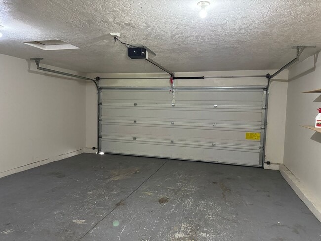 Building Photo - 4 bedroom 1.5 bathroom duplex | MOVE IN SPECIAL!