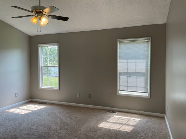 Building Photo - 3-4 Bed with 2 full baths and 2 car garage...