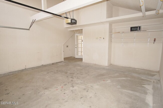 Building Photo - 2151 Sun Manor Dr