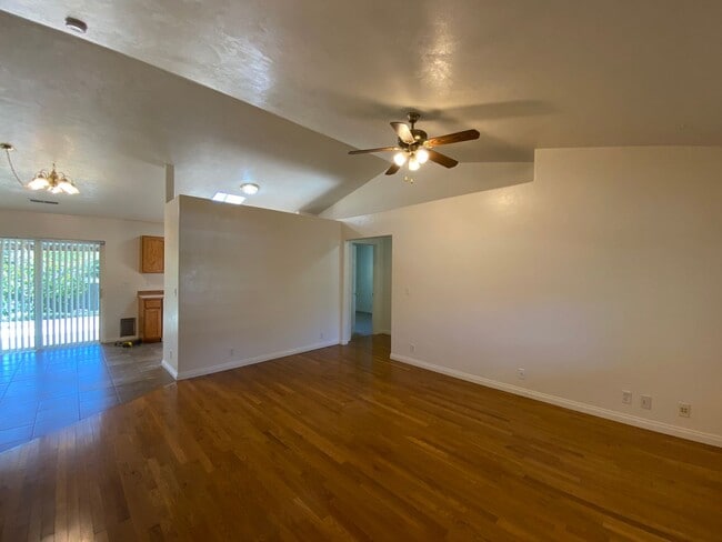 Building Photo - $500 OFF Move in Costs!!