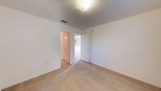 Building Photo - Coastal Comfort Awaits: Spacious 2-Bed, 2-Bath Retreat in Fort Walton Beach!