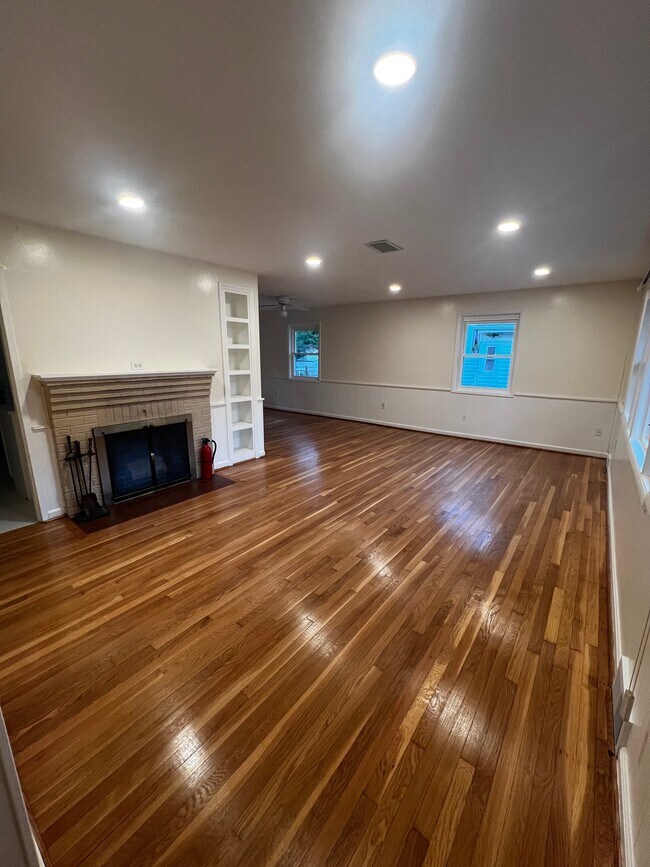 Building Photo - 2404 Darrow St
