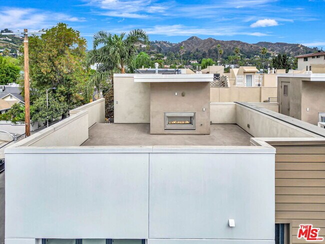 Building Photo - 1414 1/2 N Stanley Ave