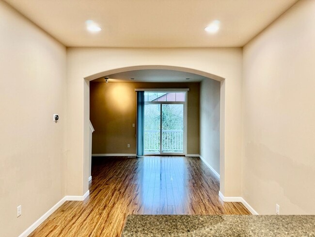 Building Photo - Beautiful 2 bed, 2.5 bath townhome located in Mountlake Terrance $2750/mo.