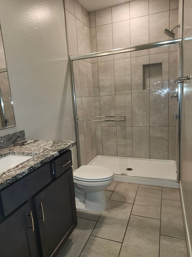 Building Photo - Single Family Home-  5 bedrooms 3 Baths